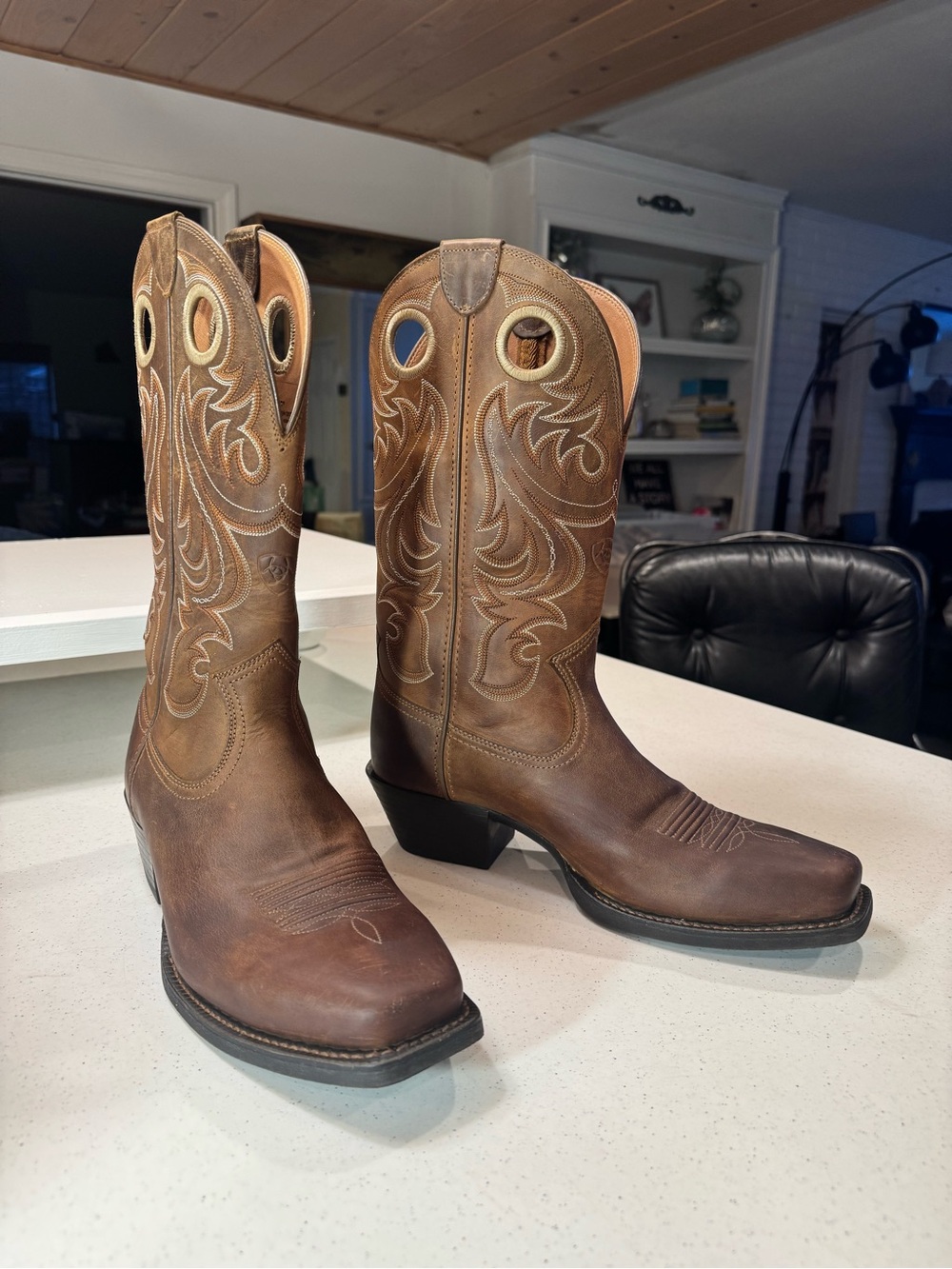 GORGEOUS ARIAT SQUARE TOE BOOTS 🤠 🐎
